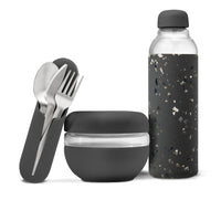 W&P - Ensemble repas Porter - bouteille à eau - bol hermétique - jeu d'ustensiles - terrazo anthracite-Fabriquée en verre léger et durable, avec un manchon en silicone et un bouchon à visser