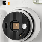 Fujifilm - Appareil instantané instax SQUARE 2 - Blanc brumeux-Objectif et prise texturée à garniture rayée, et boîtier aux lignes d'une grande sobriété