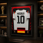 Frameworth - Coupe du Monde FIFA 2026 Officielle Allemagne Jamal Musiala Cadre Réplique de Maillot - 25,75 po x 33,75 po-Dimensions finales de 25,75 po x 33,75 po, un présentoir vertical idéal pour le salon, le bureau, la salle des partisans et la salle de sport.