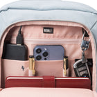 Swissdigital Design - Katy Rose Sac à dos avec SDD Finder - Bleu sarcelle-PORT DE CHARGEMENT USB INTÉGRÉ : Équipé d'un port de chargement USB, offrant un accès rapide pour charger vos appareils électroniques tels que les smartphones, tablettes, Kindle et tous les autres appareils USB en déplacement tout en les utilisant en même temps. Une batterie externe n'est pas incluse. Une batterie externe spéciale n'est pas nécessaire. Brevet américain n° : US 10 574 071 B2, US 10 931 137 B2, US 10 931 138 B2 et US 11