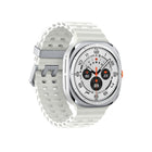 Samsung - Montre intelligente Galaxy Watch Ultra - 47 mm - LTE - Blanc titane-Batterie haute endurance. Que vous escaladiez des falaises ou partiez en randonnée pendant des jours, repoussez vos limites sans vous soucier de recharger. Passez instantanément d’un mode à l’autre — Mode Économie d’énergie pendant l’exercice pour accompagner vos entraînements ou Économie d’énergie pour une utilisation durable. Restez chargé pour toutes les sensations fortes qui vous attendent.