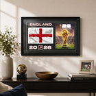 Frameworth - Coupe du Monde FIFA 2026 Officielle Angleterre Cadre Drapeau et Trophée - 15 po x 24 po-Encadré professionnellement au Canada, imprimé sur papier photo de haute qualité et fini dans un cadre noir de qualité supérieure avec façade protectrice transparente.
