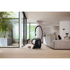Miele - Sacs à poussière HyClean Air CO-Sacs à poussière faciles à installer et à sécuriser - Un système breveté appelé ComfortFit facilite l’insertion des sacs à poussière HyClean Air et comporte une fermeture sécurisée qui empêche la poussière de s’échapper.