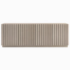 Hudson&Canal - Meuble TV rectangulaire cannelé Marion pour téléviseurs jusqu'à 75 pouces, couleur aulne blanc-Ce meuble comprend 4 portes à ouverture par simple pression ornées d'une large cannelure et 2 placards fermés avec étagères réglables offrant un grand espace de rangement