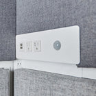 Pillar - Cabine téléphonique insonorisée - Blanc/Gris-Lumière LED activée par le mouvement pour préserver l'énergie et vous offrir un environnement bien éclairé pour les visioconférences et les projets qui requièrent toute votre concentration.
