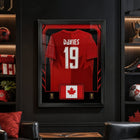 Frameworth - Coupe du Monde FIFA 2026 Officielle Canada Alphonso Davies Cadre Réplique de Maillot - 25,75 po x 33,75 po-Arrive prêt à accrocher et constitue un cadeau remarquable pour les amateurs de soccer et les collectionneurs.