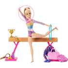 Mattel - Coffret de jeu de gymnastique Barbie (Refresh)-Attachez la pince à la taille de la poupée Barbie et utilisez-la pour l’aider à faire la roue, sauter, faire des pirouettes et bien plus encore!