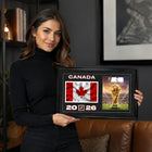 Frameworth - Coupe du Monde FIFA 2026 Officielle Canada Cadre Drapeau et Trophée - 15 po x 24 po-Arrive prêt à accrocher et constitue un cadeau remarquable pour les amateurs de soccer et les collectionneurs de la Coupe du Monde.