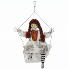 HOMCOM - Fille effrayante animée suspendue sur balançoire 2,7 pi avec activation sonore tactile - multicoloure-Présente une fille effrayante assise sur une balançoire pour une décoration d'Halloween spectaculaire 