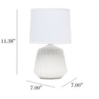 Simple Designs - Petite lampe de table à base plissée - Blanc cassé-Utilise 1 ampoule candélabre de type B de 40 W (non incluse)