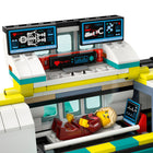 LEGO - City Big Vehicles L’avion-ambulance d’urgence -Accessoires pour figurines - Cet ensemble de jeu est livré avec des accessoires de premiers secours, dont une civière, une trousse médicale, une seringue et une bouteille d’eau