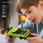 LEGO - Speed Champions La voiture sport Dodge Challenger SRT Hellcat-Une figurine - L’ensemble de jeu comprend une figurine de pilote portant une tenue Dodge que les enfants peuvent placer derrière le volant pour jouer à la course