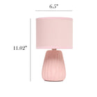 Simple Designs - Mini lampe de table texturée - rose clair avec abat-jour assorti-c'est une mini-lampe la taille totale du produit est l : 6.5 x l : 6.5 x h : 11.02 et pèse 1.1 lbs. l'abat-jour mesure dia : 6.5 x h : 5.25