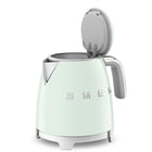 SMEG - Bouilloire électrique mini de 3 tasses au style rétro 50S - Vert pastel-Compact et pratique, avec une capacité de 0,8 L, équivalent à 3 tasses, idéal pour tout espace.