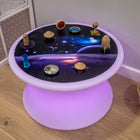 TickiT - Tapis de jeu Space Discovery-Accessoire de table lumineuse : ce tapis rond s'adapte parfaitement à notre table lumineuse d'ambiance sensorielle et à notre table de découverte d'ambiance sensorielle !