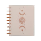 The Happy Planner - Planificateur durable Muted Mariposa 2025-2026 12-mois-La disposition du tableau de bord comprend une section pour répertorier les courses, les listes d’épicerie, les factures et les choses à faire, tandis que le côté droit comporte des espaces encadrés quotidiens pour les rappels ou les plans quotidiens