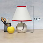 Simple Designs - Enfants Lampe de Table de Baseball-Interrupteur accessible: Un interrupteur rotatif accessible situé sur le cordon de cette lampe de table permet de l'allumer et de l'éteindre