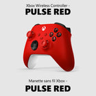 Xbox - Manette sans fil - Rouge Pulsé-Ne ratez plus votre cible grâce à la poignée texturée sur les gâchettes, sur les boutons et à l’arrière et à la croix directionnelle hybride pour une entrée précise et familière