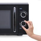 Commercial Chef - Four à micro-ondes de comptoir de 0,9 pi³ et 900 W - Noir-Caractéristiques impressionnantes : Lorsqu'il s'agit de fours à micro-ondes de comptoir, notre four à micro-ondes noir
La cuisinière est supérieure avec 900 watts de puissance, une poignée de micro-ondes pratique, un plateau tournant et 0,9
cu. capacité de pi.