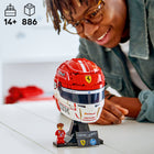 LEGO - Editions Formula 1 Le casque Scuderia Ferrari HP - Charles Leclerc-Ce casque LEGO comporte le numéro de pilote de Charles et ses données personnelles