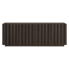 Hudson&Canal - Meuble TV rectangulaire cannelé Molly pour téléviseurs jusqu'à 75 po - Chêne brun-Comporte quatre portes cannelées avec 2 placards fermés et 4 étagères offrant un espace de rangement généreux