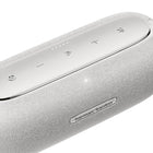 Harman Kardon Luna - Gris-Ne manquez jamais une seconde de votre chanson préférée ou de votre podcast favori. Avec les 12 heures d’autonomie de la batterie intégrée, la Luna Harman Kardon est le compagnon idéal pour alimenter votre playlist, tout au long de la journée.