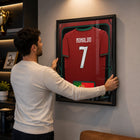 Frameworth - Coupe du Monde FIFA 2026 Officielle Portugal Cristiano Ronaldo Cadre Réplique de Maillot - 25,75 po x 33,75 po-Arrive prêt à accrocher et constitue un cadeau remarquable pour les amateurs de soccer et les collectionneurs.