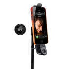 Belkin Émetteur FM mains libres TuneBase pour iPhone 5-Des appels en mains libres : l'émetteur FM mains libres TuneBase® vous permet également de faire et recevoir des appels d'une seule pression d'un bouton, même lorsque vous écoutez de la musique. Lorsque vous recevez un appel, la musique est mise automatiquement en sourdine et vous entendez la voix de votre interlocuteur par les haut-parleurs stéréo de votre voiture.
