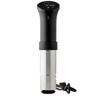 Anova - Cuiseur Sous Vide de Précision 2.0-Que vous prépariez un repas simple ou un festin extravagant, le cuiseur Precision chauffe l’eau plus rapidement et maintient une température précise, pour que vous puissiez commencer à cuisiner plus vite que jamais