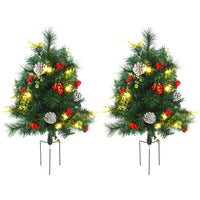 HOMCOM - 2 sapins de Noël artificiels pré-illuminés LED - mini sapin de Noël-2 sapins de Noël artificiels de 29.5" de haut avec une élégante base en ciment dans un style d'arbre réaliste, avec des baies, une pomme de pin, une boule rouge, de petites feuilles 