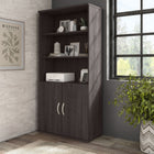 Bush Business Furniture - Bibliothèque hybride haute à 5 étagères avec portes, gris tempête (HYB024SG)-Deux étagères sont fixes pour plus de stabilité tandis que trois peuvent être ajustées pour accueillir des livres et des décorations de différentes tailles