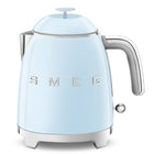 SMEG - Bouilloire électrique mini de 3 tasses au style rétro 50S - Bleu pastel-Base pivotante à 360° permettant de placer la bouilloire dans n'importe quelle position