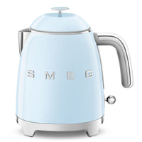 SMEG - Bouilloire électrique mini de 3 tasses au style rétro 50S - Bleu pastel-Base pivotante à 360° permettant de placer la bouilloire dans n'importe quelle position