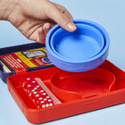 Hasbro Gaming - Yahtzee-Gobelet pliable et étui de transport : Comprend 5 dés, 80 feuilles de score et un gobelet pliable en silicone . le tout se range en toute sécurité dans un étui portable doté d'un plateau de lancer. Un jeu de voyage amusant pour le camping, les vacances et la plage