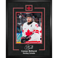 Frameworth - Connor McDavid signature replica Hockey Canada 2026 - impression encadree - 16" x 20"-Produit sous licence officielle Hockey Canada mettant en vedette la signature replica de Connor McDavid sur un portrait de capitaine 2026. Affichage encadre de qualite superieure de 16 par 20 pouces