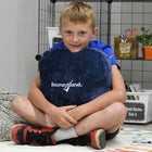 Bouncyband - BBALPP6BU Coussin souple à poids sensoriel pour pression-HOUSSE EXTÉRIEURE LAVABLE EN MACHINE : Il suffit de retirer le coussin lesté intérieur et de laver la couche extérieure à la machine.