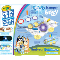 Crayola - Timbreur lumineux Bluey-Ensemble à timbrer color wonder : comprend un timbreur lumineux bluey color wonder, 3 tampons encreurs color wonder aux couleurs vives, 18 pages d'activités de coloriage uniques, 10 disques timbreurs avec les personnages bluey et 3 marqueurs color wonder