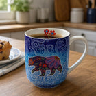 Oscardo - Tasse porcelaine « Ours Céleste » de Kim McDonough - 485 ml-Emballage boîte cadeau - Boîte spécialement conçue mettant en valeur l’œuvre de l’artiste avec des descriptions culturelles significatives