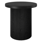 Hudson&Canal - Table d'appoint ronde cannelée Isa de 56 cm de large, finition grain noir-La table est fabriquée en MDF de haute qualité avec une finition aspect bois veiné noir