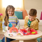 Kinetic Sand - Coffret de jeu de pizzas montantes SquishPizza-Une infinité de possibilités créatives : Les jouets sensoriels Kinetic Sand amusent les enfants et se combinent de manière idéale avec les autres jouets sensoriels. Découvrez des couleurs encore plus éclatantes avec les sachets de sable Kinetic Sand et associez-les avec d'autres coffrets (vendus séparément).