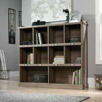 Sauder – Bibliothèque Barrister Lane, fini chêne salé (414726)-Compartiments de rangement pour livres, reliures, photos encadrées, objets de collection et plus encore.