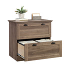 Sauder 431068 La Collection Barrister Lane Classeur latéral - Finition Salt Oak-Le mécanisme de sécurité à verrouillage permet de n'ouvrir qu'un seul tiroir à la fois.