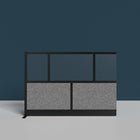 Luxor - Mur modulaire 70 x 48 - Extension de cadre noir segmenté, acrylique givré, PET gris frais-S'intègre au système de cloisons de séparation pour des configurations évolutives