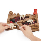 Kinetic Sand - Creuser pour Dinos Dino Dig-Construisez 3 squelettes de dinosaures : Assemblez vos précieux fossiles pour former 3 dinosaures à collectionner. Assemblez vos propres squelettes de tricératops, stégosaure et tyrannosaurus rex.