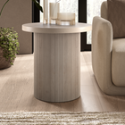 Hudson&Canal - Table d'appoint ronde cannelée Isa de 56 cm de large, couleur blanc aulne-La table de montage supporte un poids maximal de 40 livres