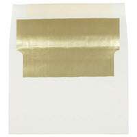 JAM Paper - Enveloppes d'invitation A7 doublées d'aluminium - 5,25 x 7,25 - écru avec feuille d'or - Paquet de 25-Ces enveloppes sont parfaites pour envoyer des invitations, des cartes de voeux, des RSVP, des cartes de remerciement, des cadeaux d'anniversaire, des remises de diplômes, des vacances et plus encore