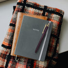Zebra - Stylos à encre gel rétractables Sarasa Grand avec 2 recharges - pointe de 0,5 mm - Corps violet bordeaux - Encre noire-2 recharges JF incluses