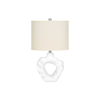 Monarch Specialties - Luminaire - 25 po H Lampe De Table - Résine Crème - Abat-Jour Ivoire / Crème - Moderne-Cette lampe de table moderne et élégante de 24 pouces de hauteur est conçue avec une base en résine crème ondulée attrayante avec une forme irrégulière, surmontée d'un abat-jour rectangle classique en lin ivoire, et finie avec une finition argentée pour un accent unique dans n'importe quel espace de vie