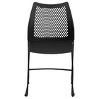 Chaise empilable noire HERCULES à dossier ventilé et à base traîneau enduite de poudre noire avec une capacité de 661 lb-Le dossier perforé permet la circulation de l'air