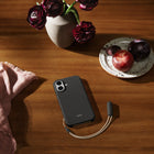 Beats - Étui Kickstand avec MagSafe et contrôle de la caméra pour iPhone 17 - Gris granit-Le solide dos en polycarbonate est complété par des parois latérales flexibles pour optimiser l’absorption des chocs